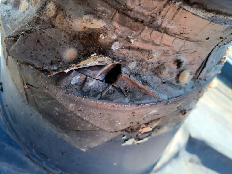 Fichier:Maison bleue-fumisterie-infiltration d'eau-202500702-150.jpg