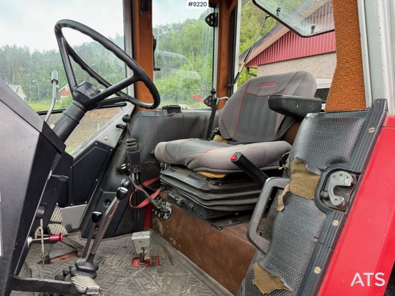 Fichier:MF690-truck1.fr-1984-Massey-Ferguson-690-w-front-loader-Little-rust-Norvege 42208 524135879977.jpg