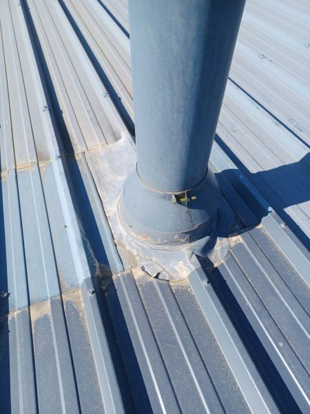 Fichier:Maison bleue-fumisterie-infiltration d'eau-202500702-160.jpg