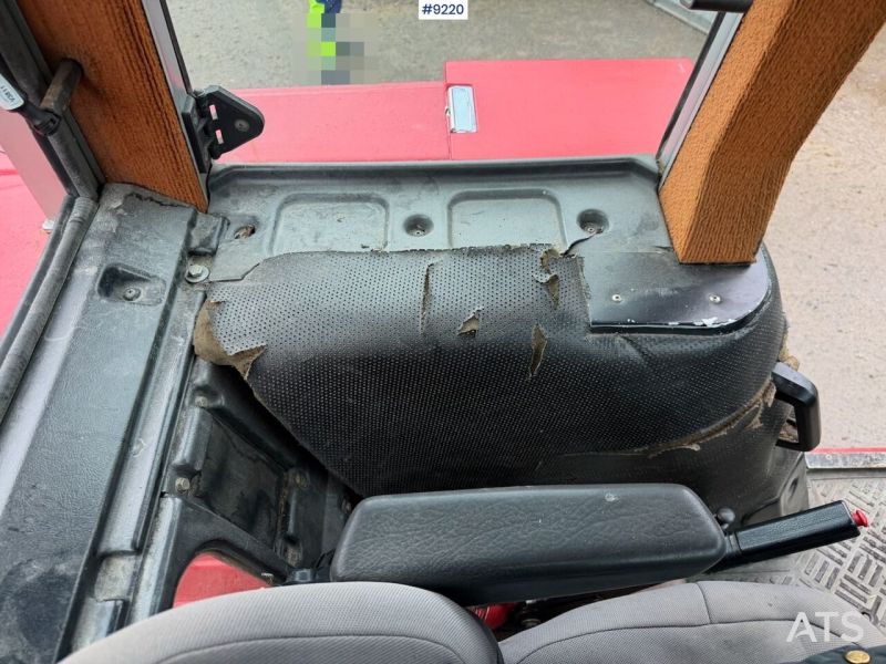 Fichier:MF690-truck1.fr-1984-Massey-Ferguson-690-w-front-loader-Little-rust-Norvege 42208 3055272266074.jpg