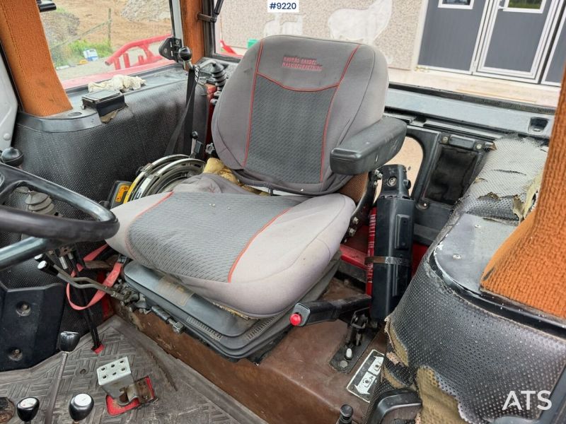 Fichier:MF690-truck1.fr-1984-Massey-Ferguson-690-w-front-loader-Little-rust-Norvege 42208 895661437689.jpg
